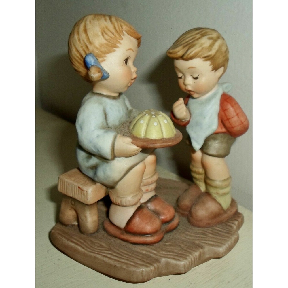 GOEBEL HUMMEL:‎ BIRTHDAY TREAT BH56 1997 ##